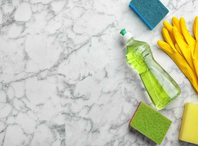 Sử dụng nước tẩy rửa để l&agrave;m sạch s&agrave;n nh&agrave; vệ sinh