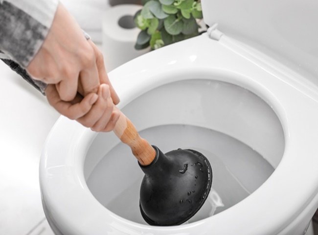 Thợ th&ocirc;ng bồn cầu quận 1 Long Nhật chuy&ecirc;n nghiệp, nhiệt t&igrave;nh
