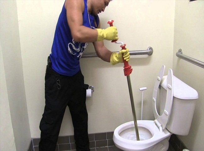 Th&ocirc;ng bồn cầu quận B&igrave;nh T&acirc;n thi c&ocirc;ng nhanh ch&oacute;ng v&agrave; sạch sẽ