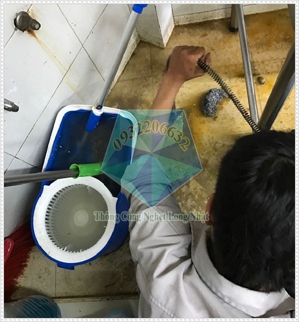 Dụng cụ thông đường ống thoát nước.