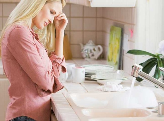 Dấu hiệu bồn rửa b&aacute;t nh&agrave; bạn đang bị tắc nghẽn