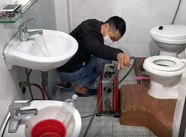 Dịch vụ th&ocirc;ng bồn cầu huyện Cần Giờ Long Nhật l&agrave;m việc c&oacute; t&acirc;m